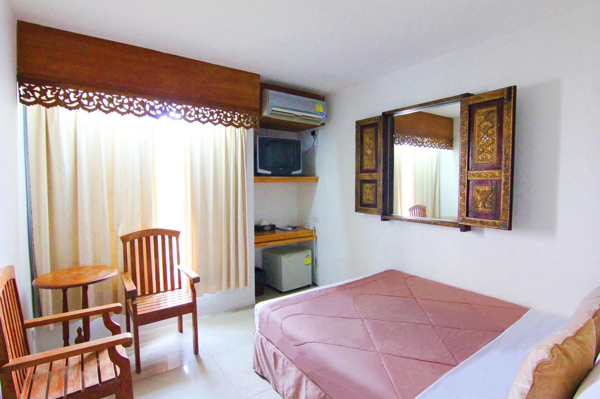 Bansabai Hostelling International Bangkok Exterior photo