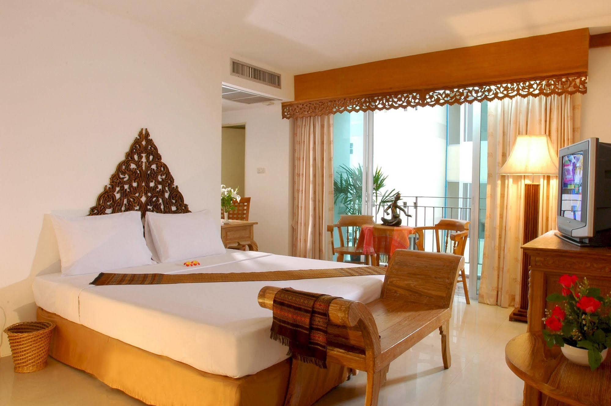 Bansabai Hostelling International Bangkok Exterior photo