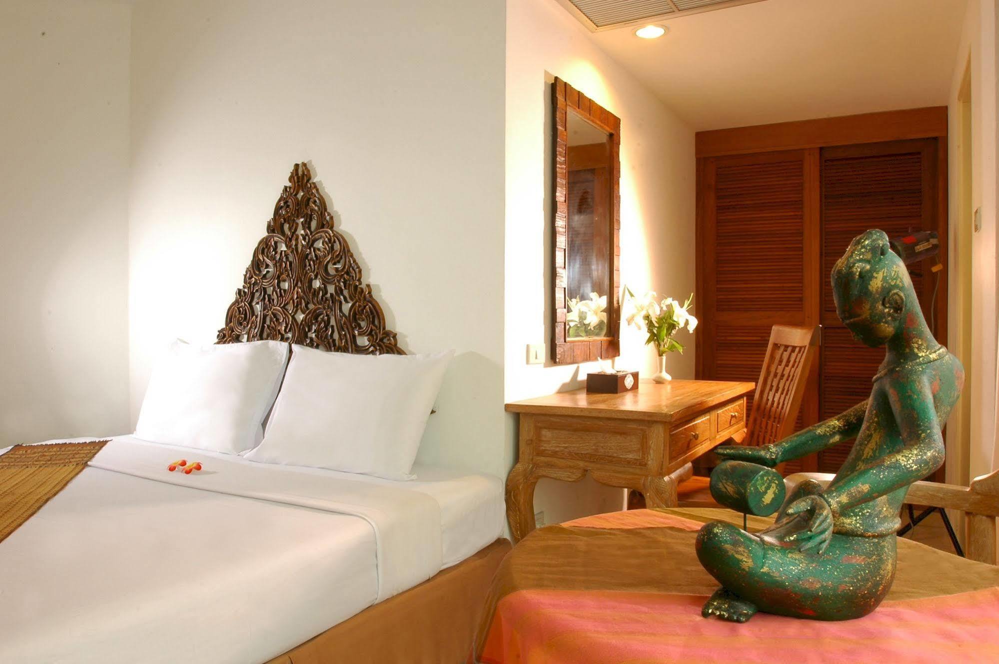 Bansabai Hostelling International Bangkok Exterior photo