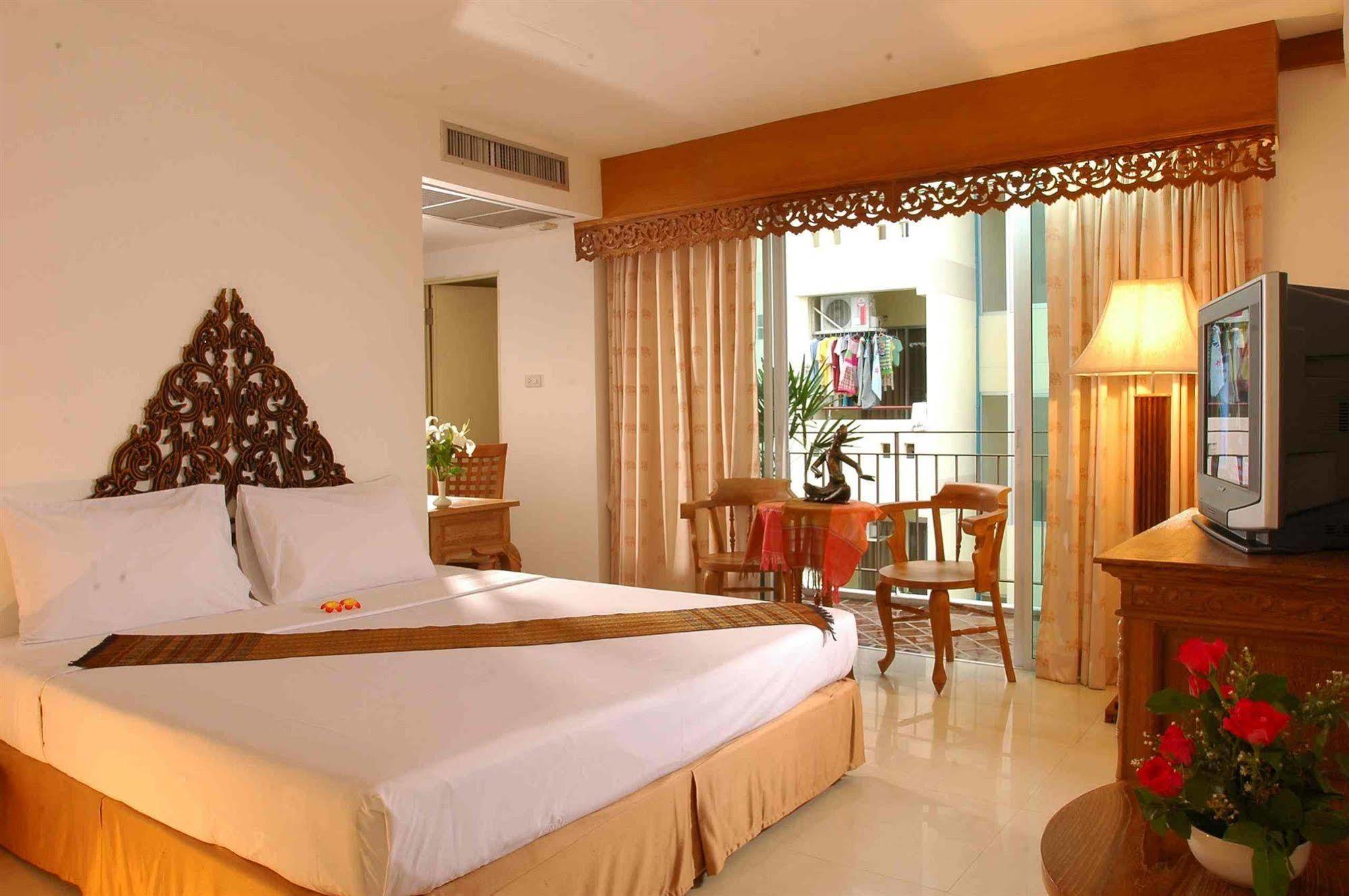 Bansabai Hostelling International Bangkok Exterior photo
