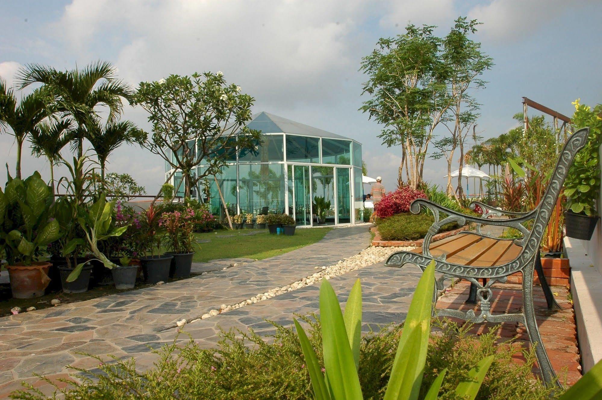 Bansabai Hostelling International Bangkok Exterior photo