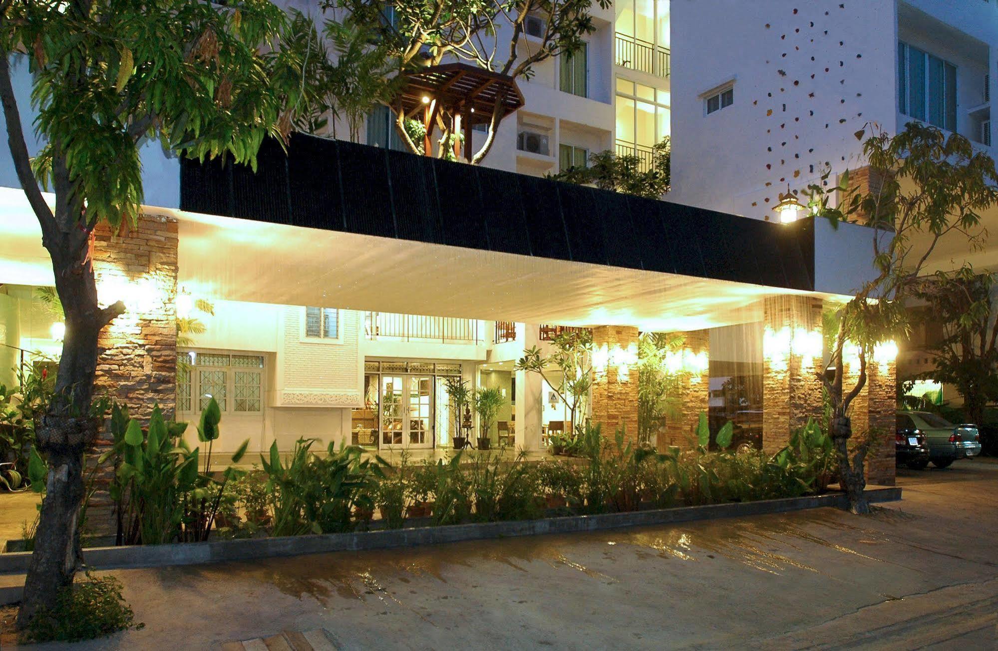 Bansabai Hostelling International Bangkok Exterior photo