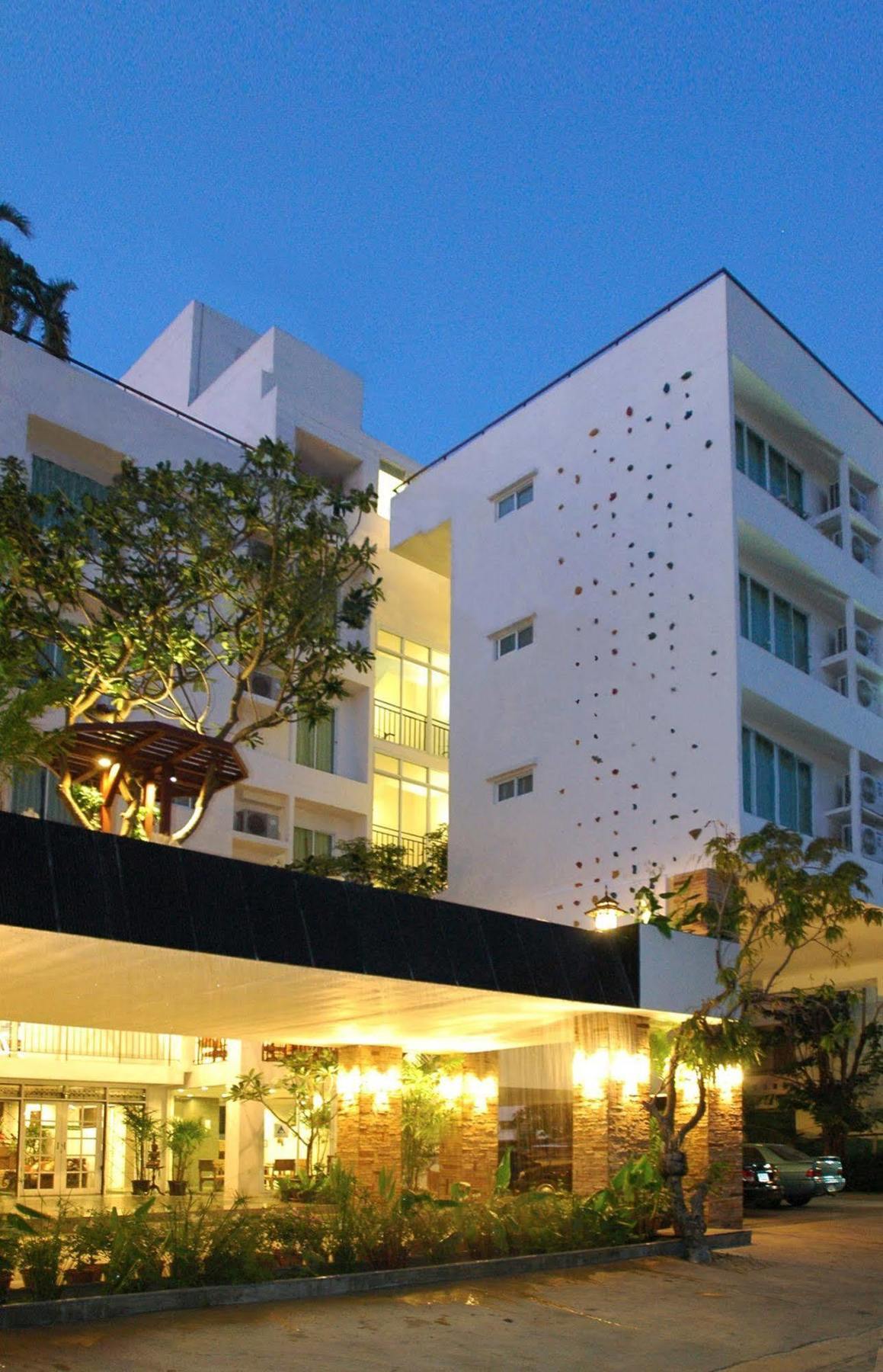 Bansabai Hostelling International Bangkok Exterior photo